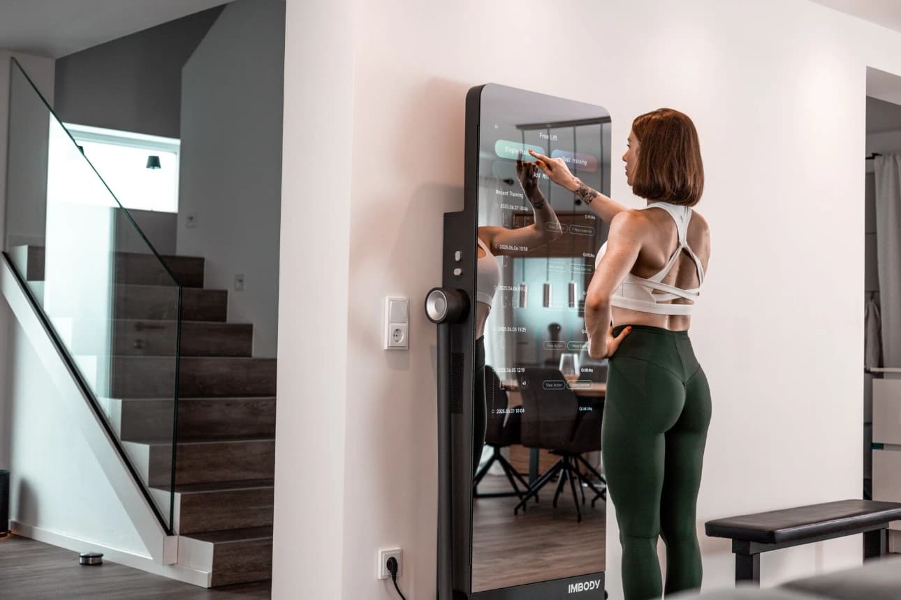 Prodigy IMBODY Power S Pro: espejo inteligente con pantalla táctil en un salón real